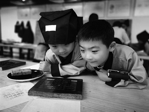 活字印刷术为便于拣字,把胶泥活字按韵分类放在木格子里,贴上纸条标明 本版图片均为资料图